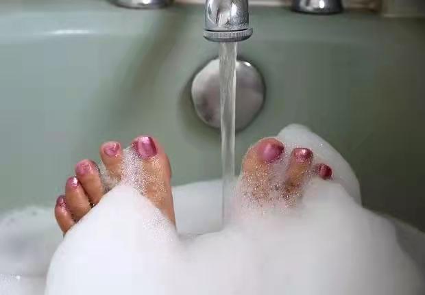 跑完步脚底起水泡如何处理,跑完步手掌起了好多小水泡