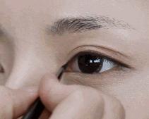 画眼线小技巧一看就会,画眼线一步一步教程