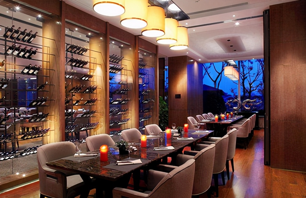 西餐厅里面的柠檬水是用来擦的吗 (西餐厅服务员喝柠檬水)