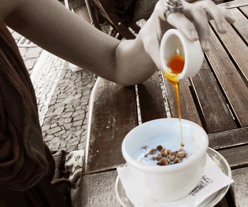 鉴别蜂蜜纯不纯的方法很实用哦,用白酒鉴别真假蜂蜜的方法视频