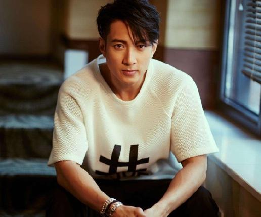 留了胡子反而更帅的男星,刮掉胡子帅到爆的男星