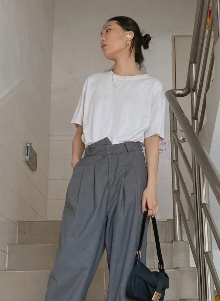 微胖女生大t恤怎么穿不显胖,肥版t恤怎么穿显瘦