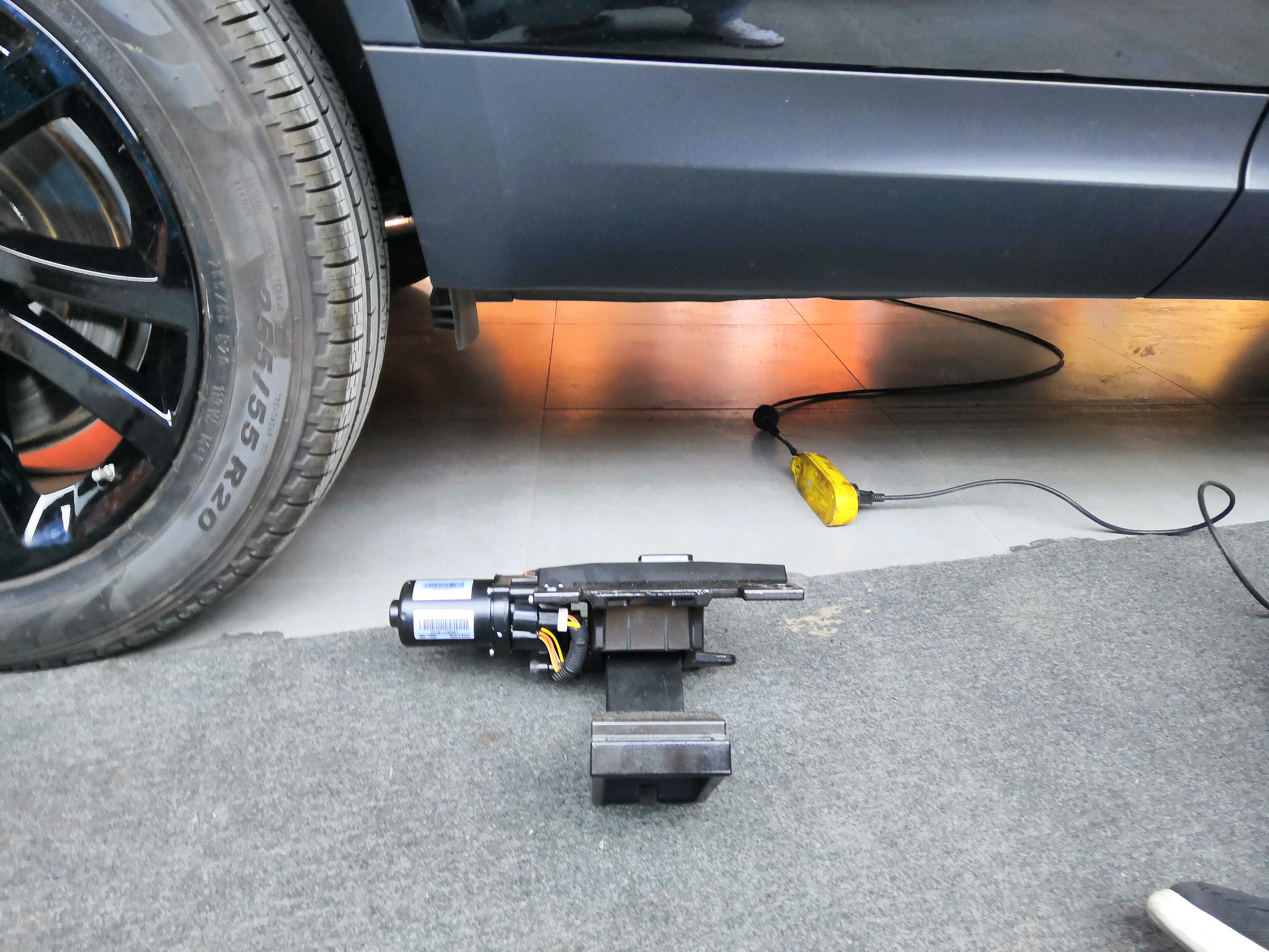 路虎发现5新款suv,路虎发现五迎宾电动踏板