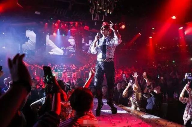 陈志朋厚底鞋,陈志朋穿白皮靴