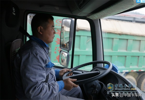 坑洼路面车辆颠簸严重,路面坑洼不平车辆路过难行