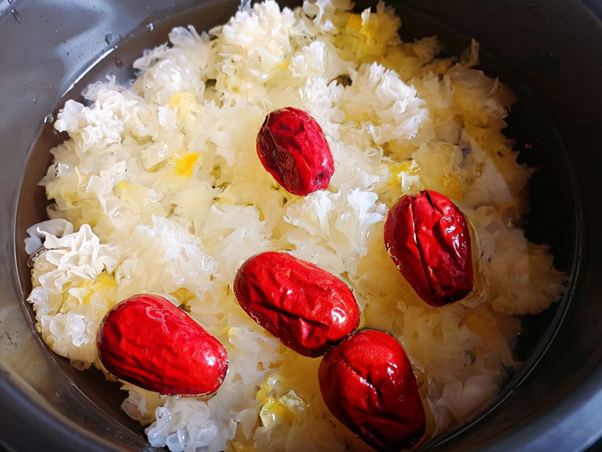 秋季银耳汤的做法和功效,入秋的银耳汤怎么煮