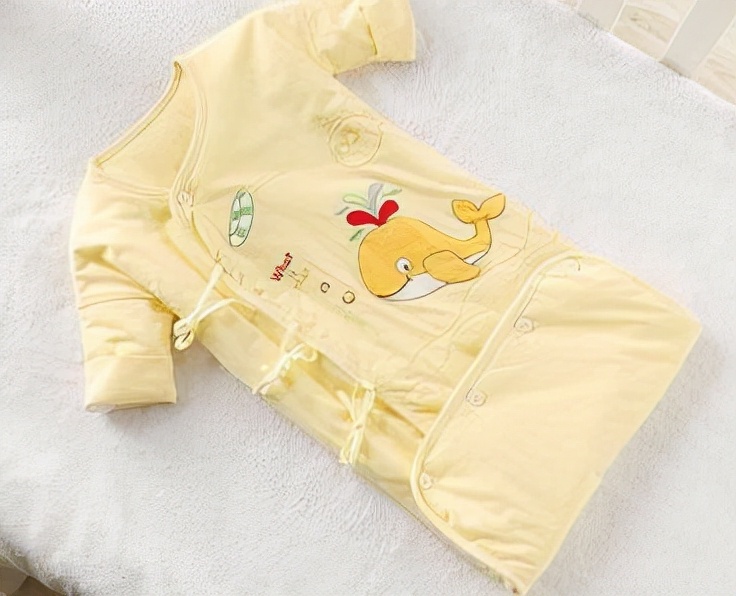 怎么给孩子穿适合的睡袋睡觉,给娃用睡袋还要穿球衣吗