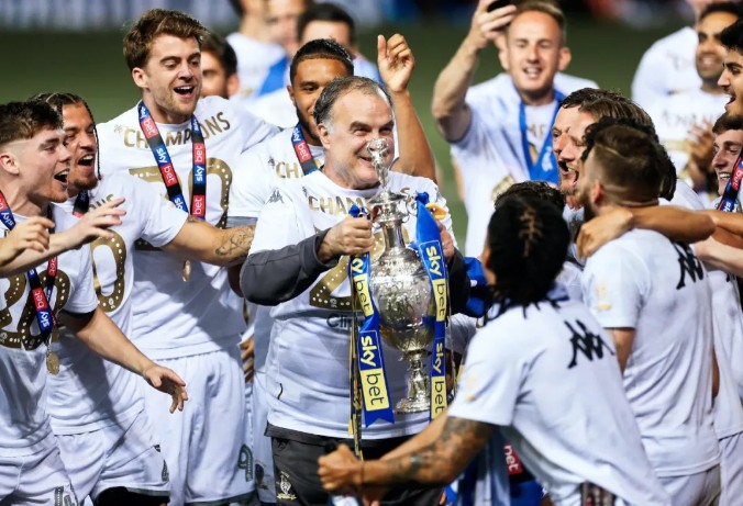 疯子贝尔萨简历,贝尔萨痴迷足球视频