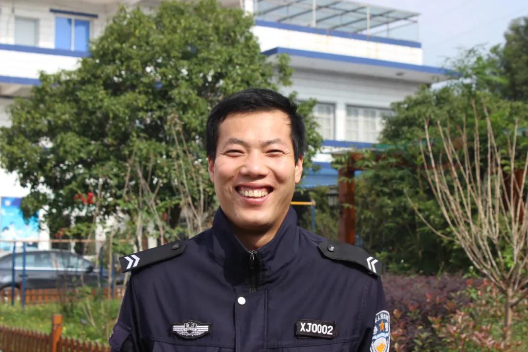 带着残留在体内的几十颗*弹霰**，他度过出院后第一个新年