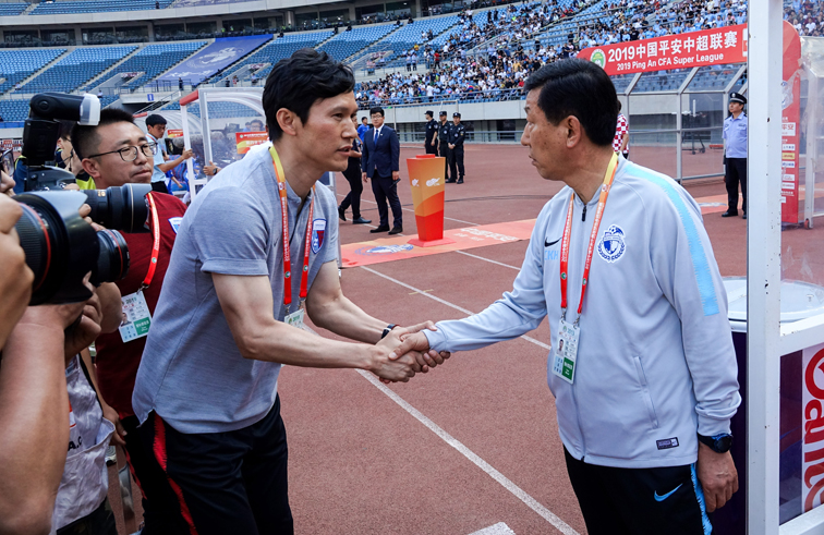 朴忠均眼里不揉沙子！天海铁卫向美女记者“惊鸿一瞥”，半场被换