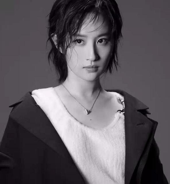 刘亦菲穿西服露出小蛮腰超有型,刘亦菲穿西装现身巴黎时装周