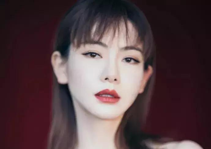 辛芷蕾发型是剪出来还是烫出来的,辛芷蕾的发型剪出来的效果