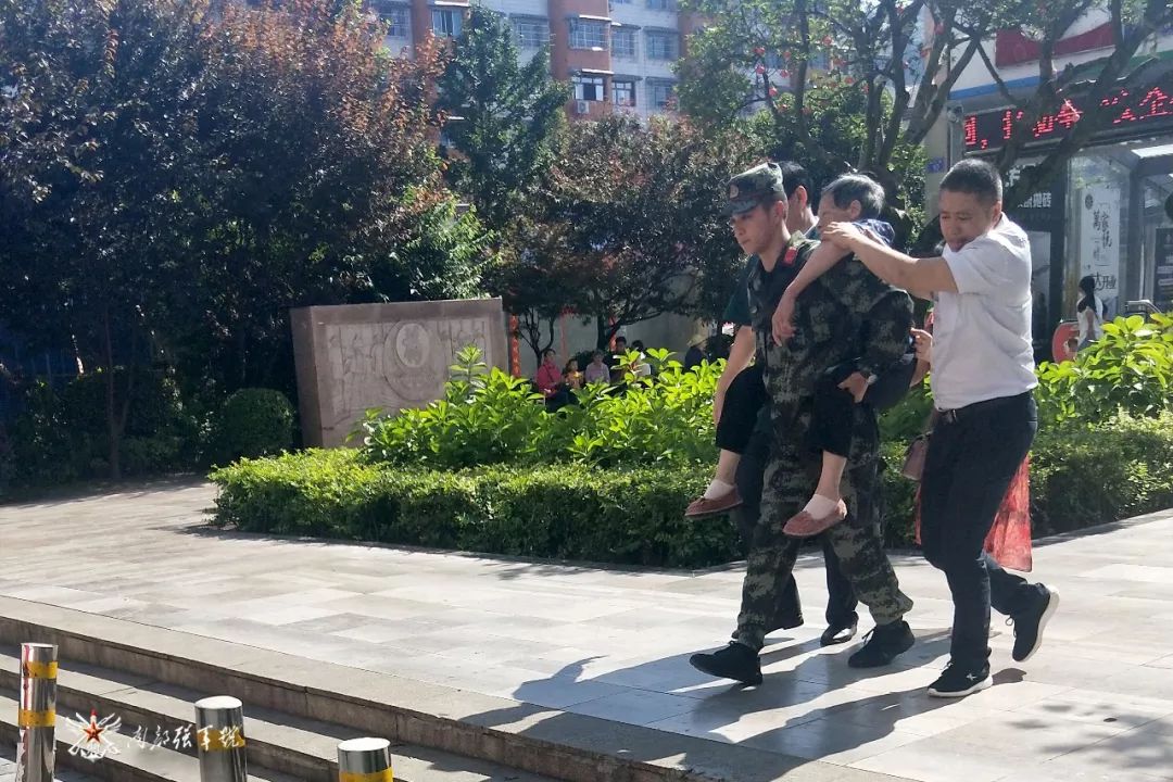 7旬老人醉卧街头民警暖心救援,老人昏厥武警官兵救援