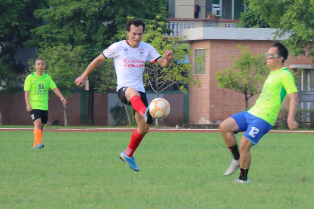 当足球之乡球队与广州高校校友冠军“激情相遇”,你更支持谁?