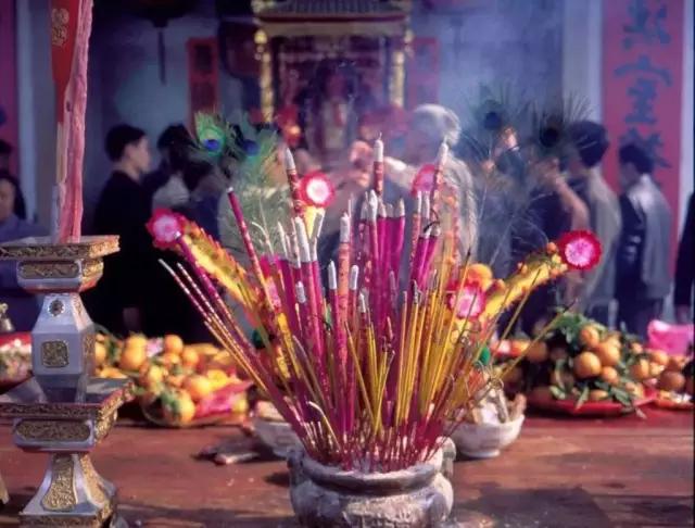 大年初一迎财神准备什么点心,大年初二传统习俗迎财神