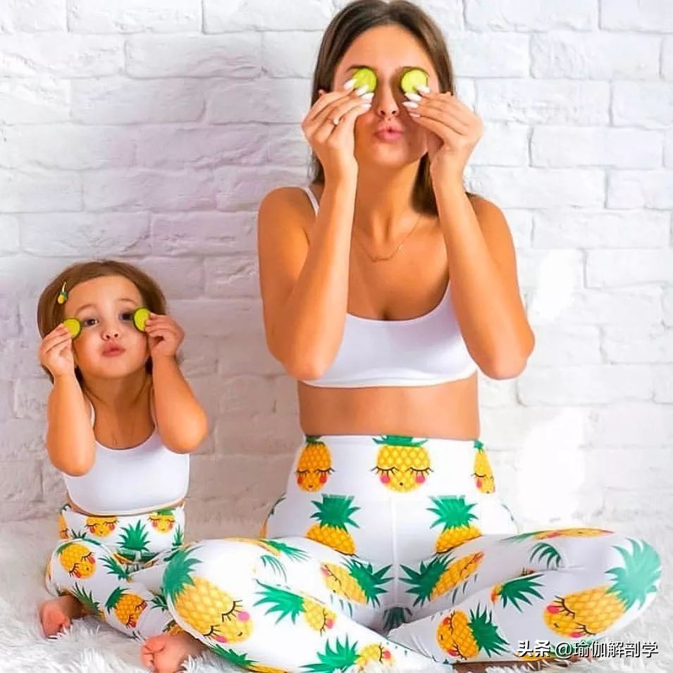 跟妈妈一起练瑜伽的女孩长大了,妈妈教女儿一起练瑜伽