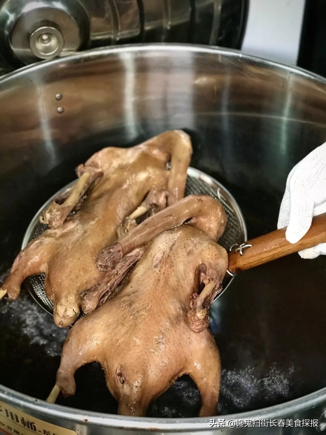 二道老厂区奇店。鹅的一切，全都炭火烤。烤鹅脖大锤抡