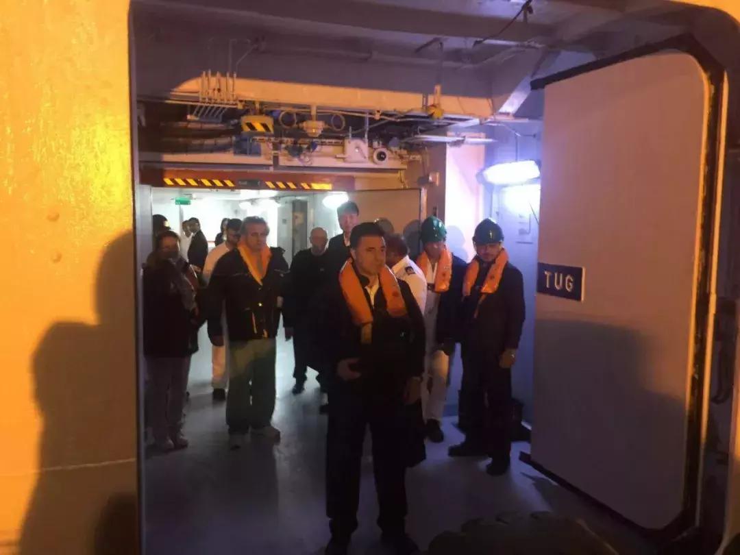 某货轮在航行途中不慎发生触礁,一船航行突发事件