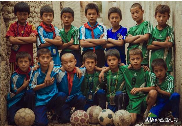 旅行*疆新**，那些奔跑的足球少年，刺痛了早已麻木的心