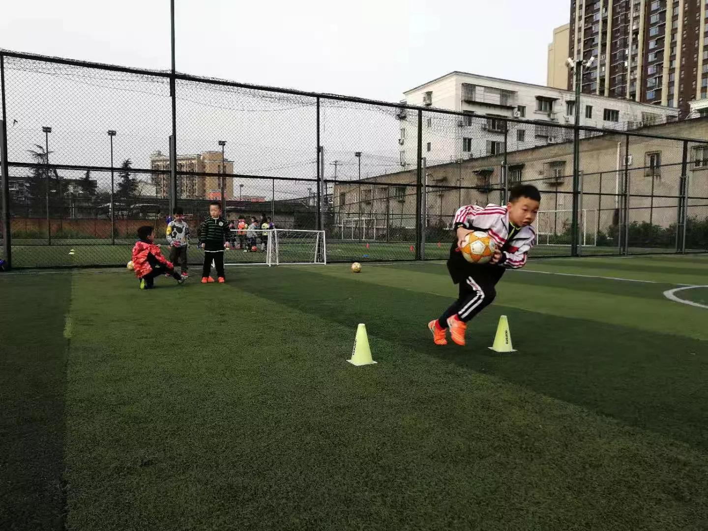 青少年足球注重训练还是比赛,青少年足球运动的指导思想