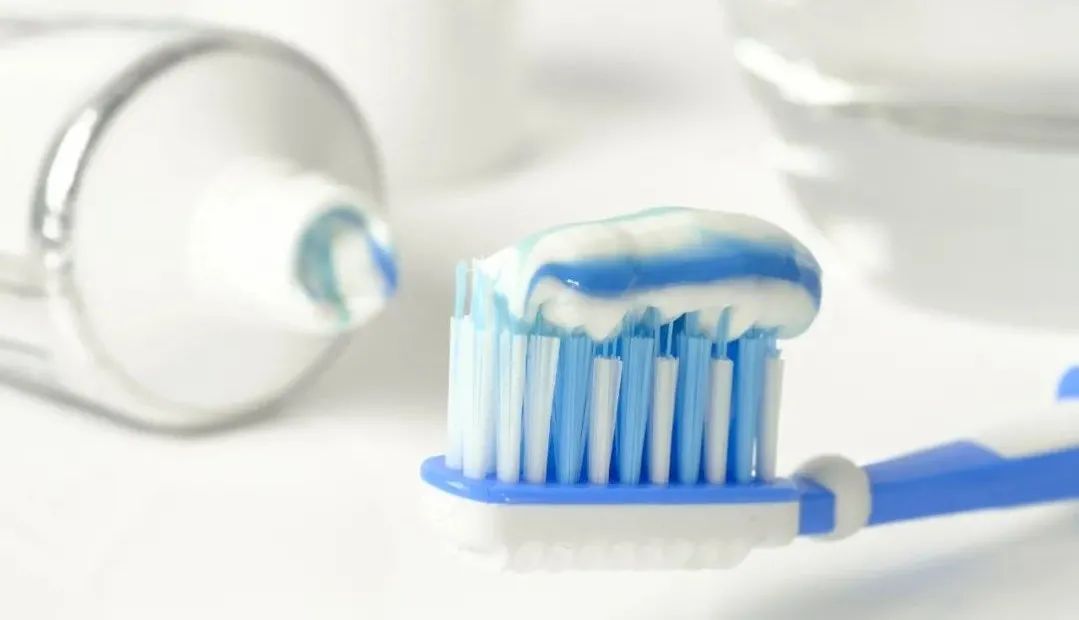 为什么大车前后轮毂不一样,大车的轮毂为什么前面凸后面凹