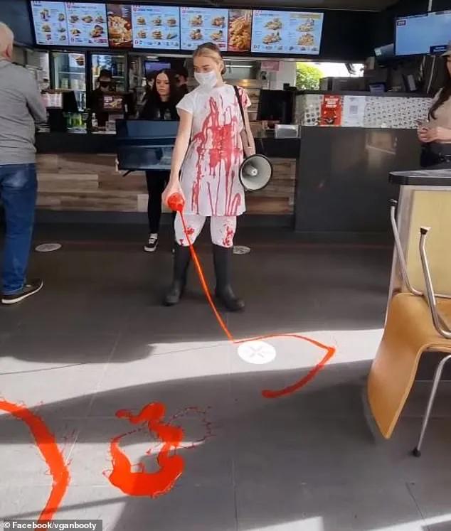 外国妹子冲进肯德基泼血怒吼：吃肉是大*杀屠**！网友们：有病？