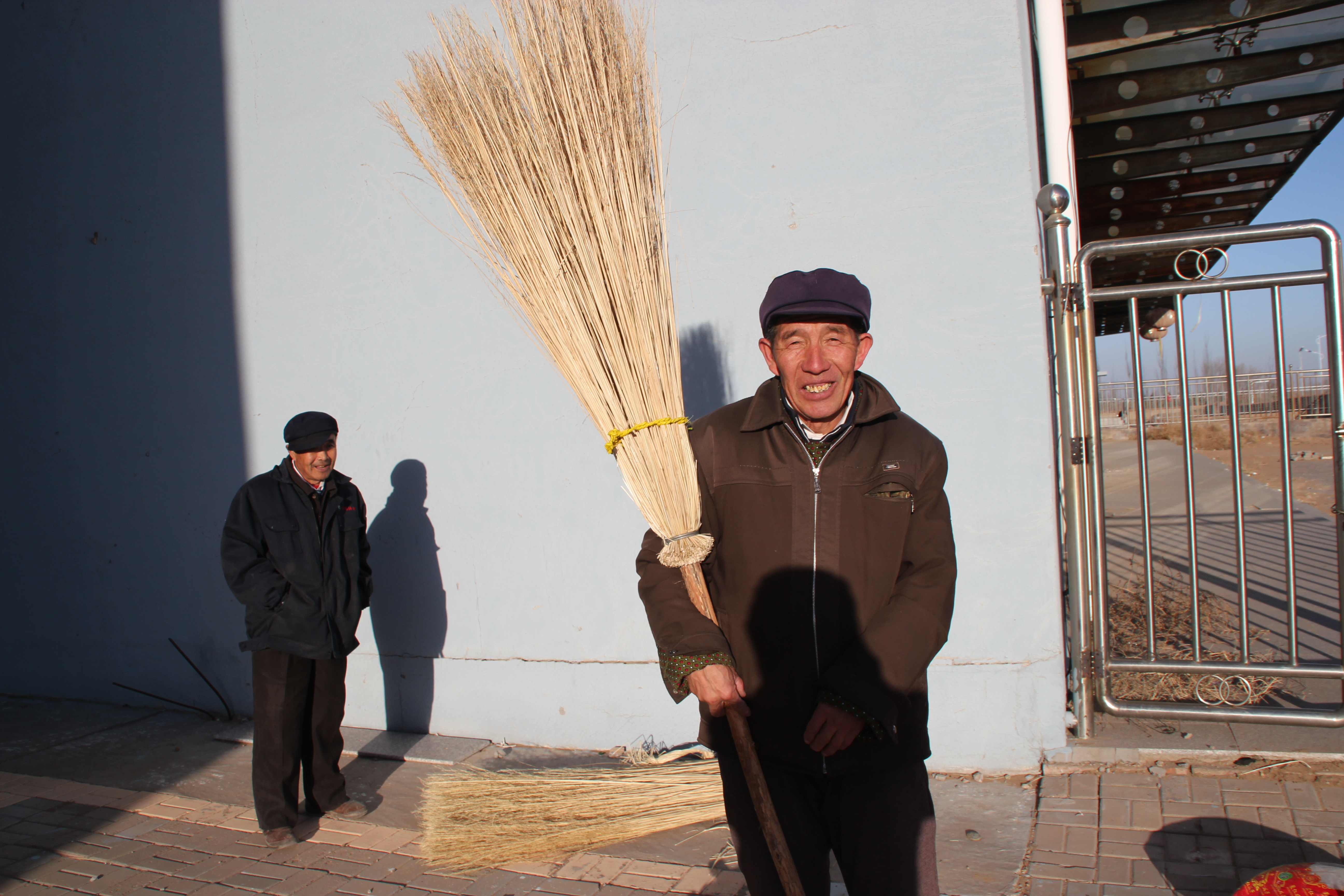 农村传统手艺扎扫把,种扫帚技术