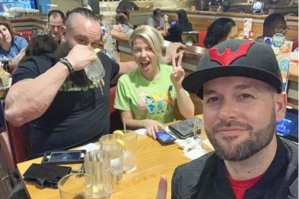 他曾经是WWE小妖精的男友，可两人的待遇却与相差悬殊