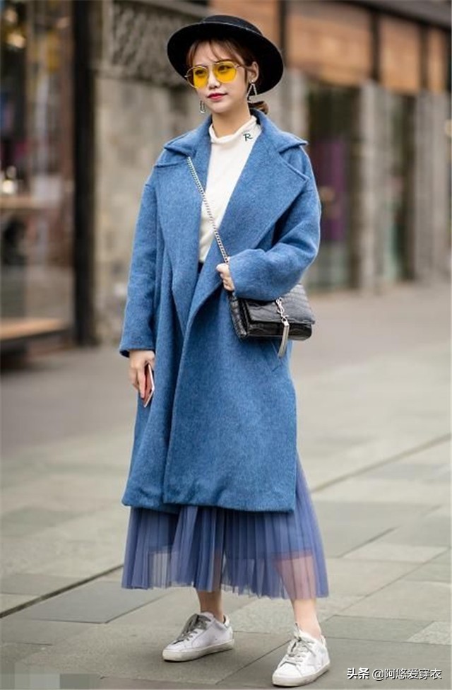 焦糖色大衣和蓝色大衣哪个更好看,焦糖色大衣如何穿出高级感