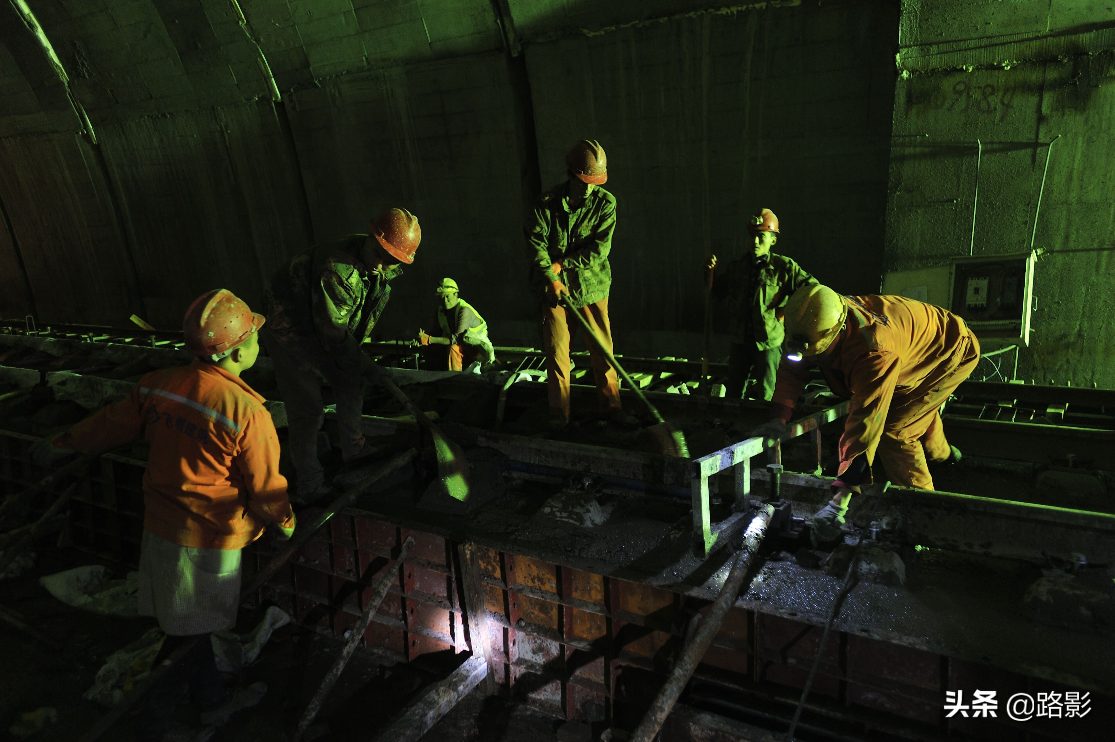 中国高铁隧道,溶洞铁路隧道