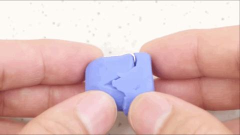 日本小哥用攒了一年的「指甲」给女友做了个钻戒？网友：妈呀变态