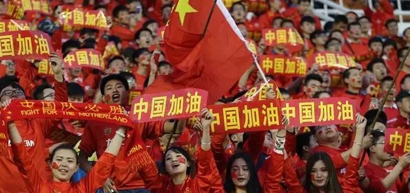国足亚洲杯球迷助威震撼视频,国足出征为国足加油