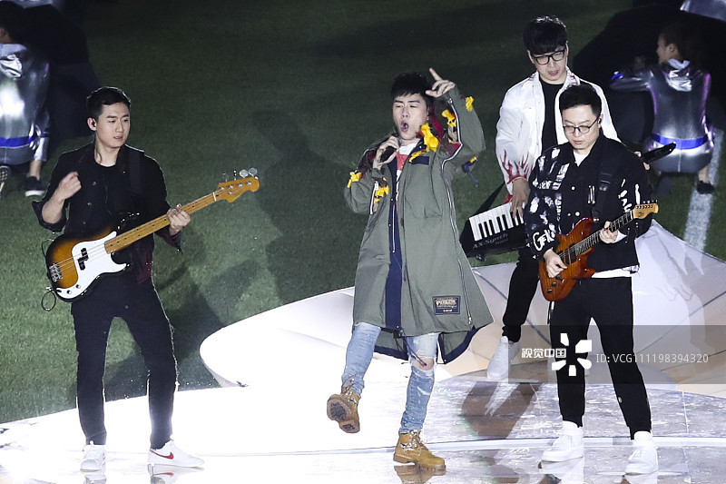 美艳绝伦!Angelbaby现身中超开幕式,白衣胜雪合体李毅|图