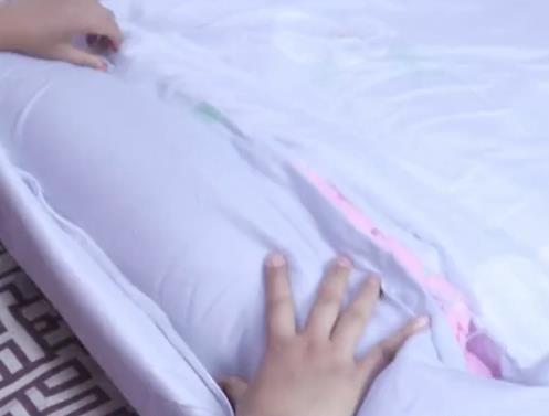 最快又最简单的套被子的方法,教你一个套厚被子的小妙招