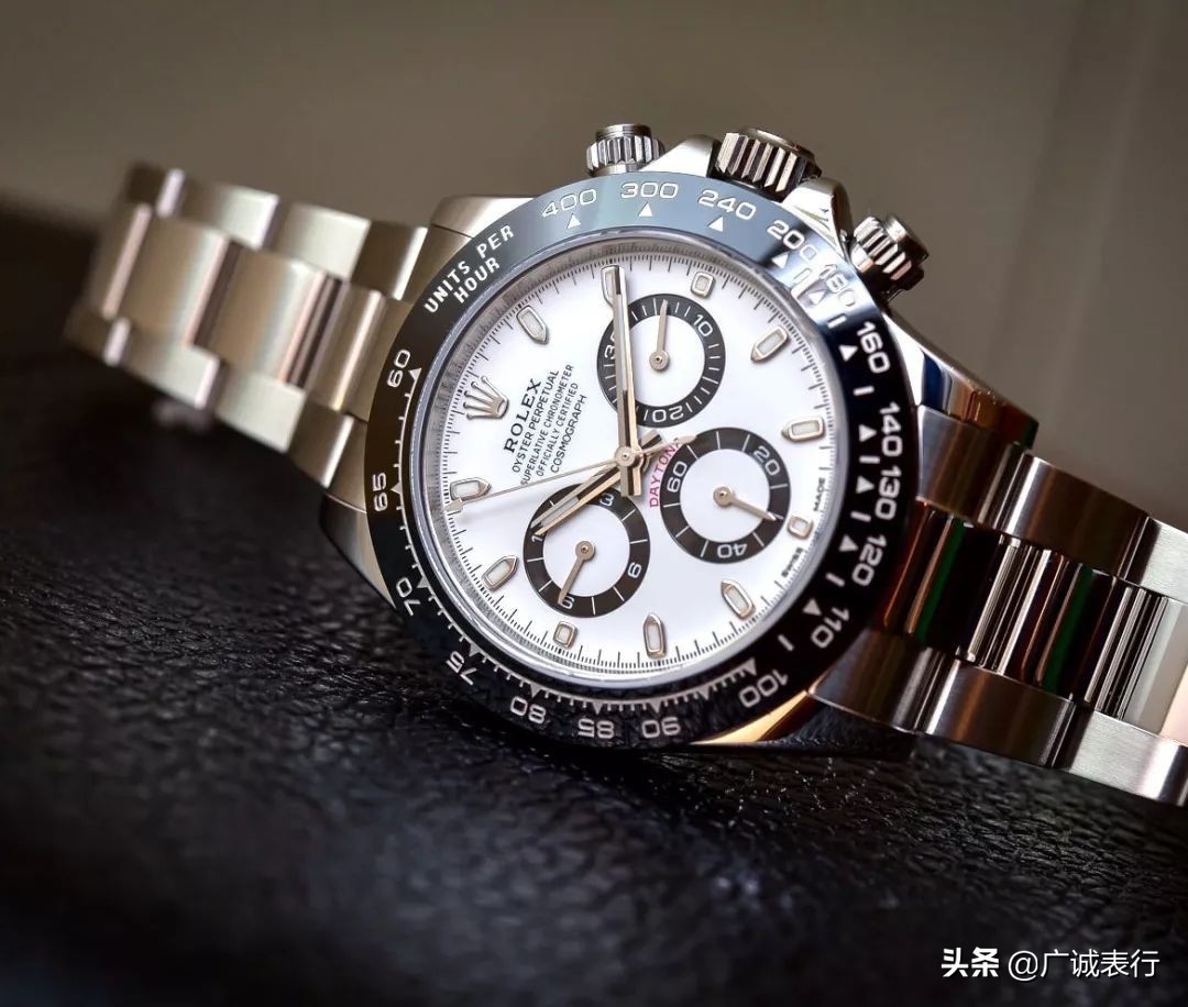 香港女星袁咏仪视频,袁咏仪时尚芭莎佩戴的手机表