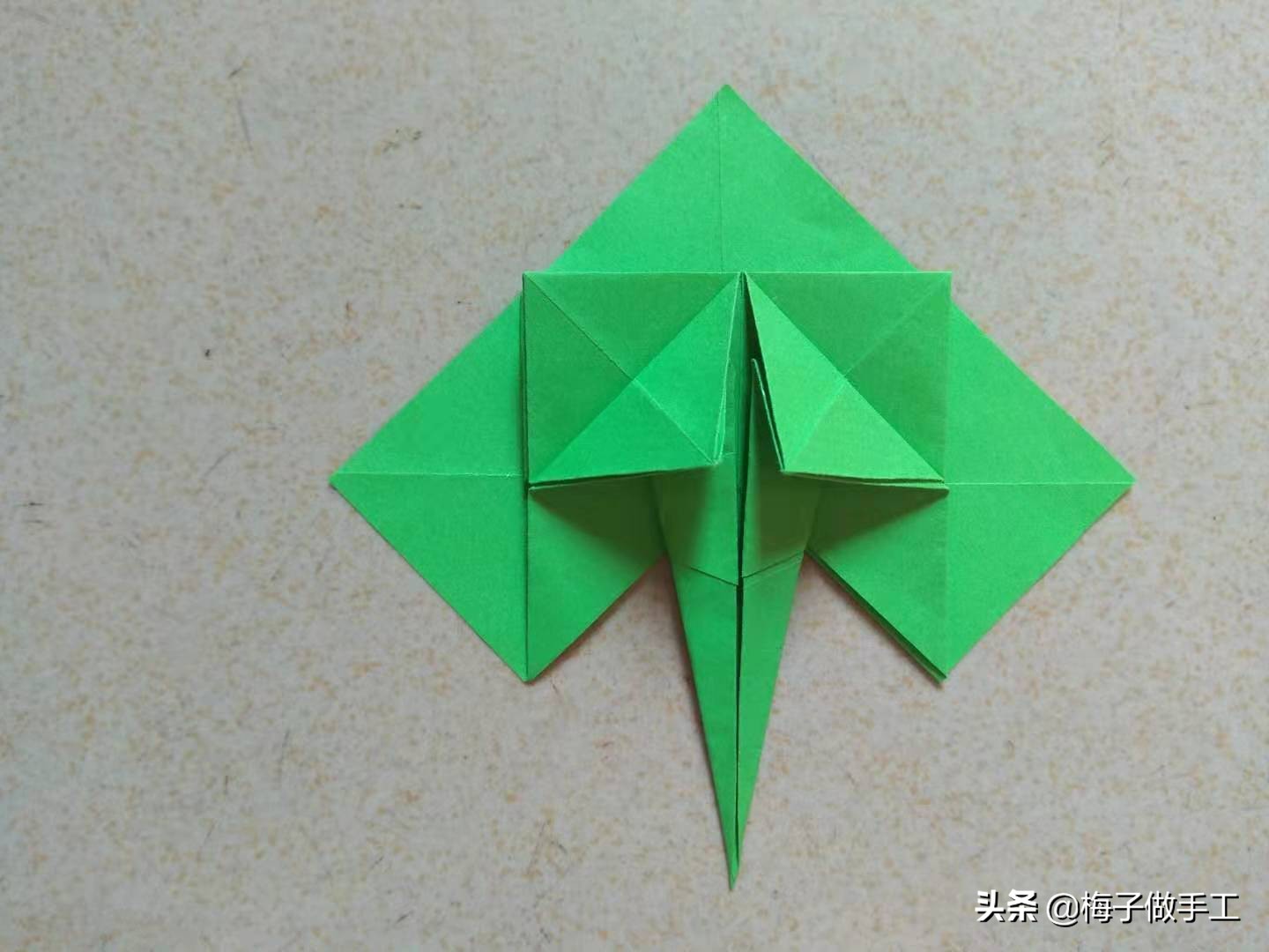 折纸玫瑰怎么折又简单又漂亮,海绵纸折玫瑰花的步骤图解