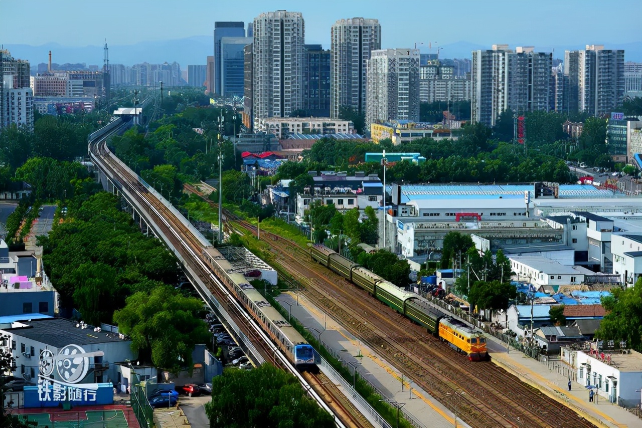 火车来了行人车辆请注意安全,行人车辆请注意火车就要来了