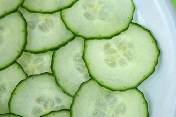 黄瓜切片敷脸辟谣,黄瓜敷脸有补水的效果吗