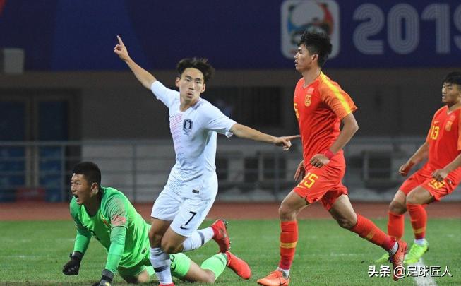 外媒评韩国选手怒砸球拍被观众骂,韩国国青脚踩奖杯