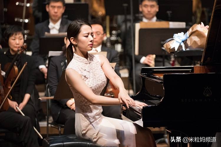 钢琴家郎朗和吉娜弹琴,钢琴家郎朗与吉娜