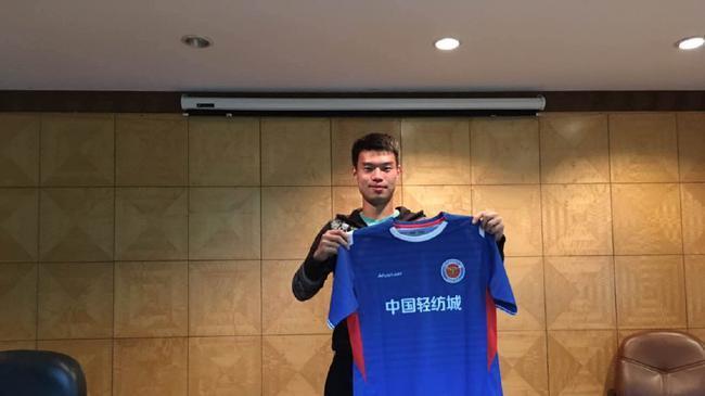 他退役6年重新踢中超，队友群殴时他一个转身触动万千球迷