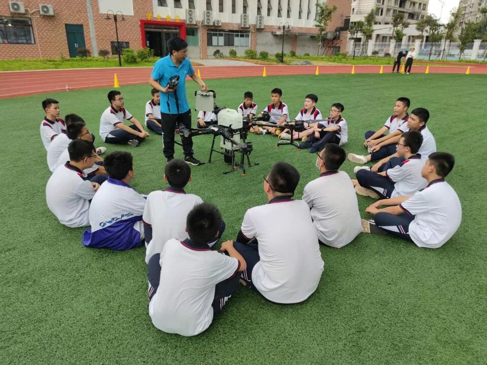 广西无人机培训中专班,广西科技商贸高级技工学校无人机