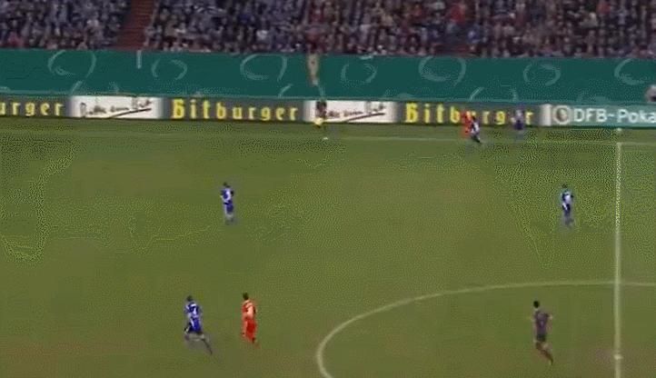 足球运动员腿型,足球运动员的脚越小越好吗