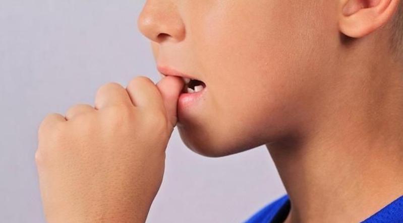 长大了孩子习惯咬指甲心理,从小爱咬指甲的孩子长大会变如何