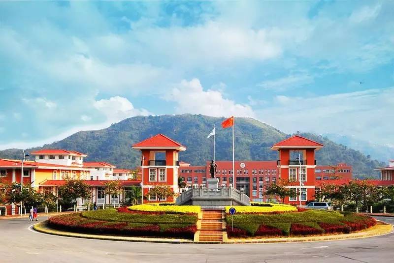 这所985大学位置荒凉，被调侃为“流放地”，学生笑称:骑骆驼上学