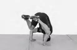 瑜伽倒立的好处及正确的倒立方法,床头倒立的好处及正确的倒立方法