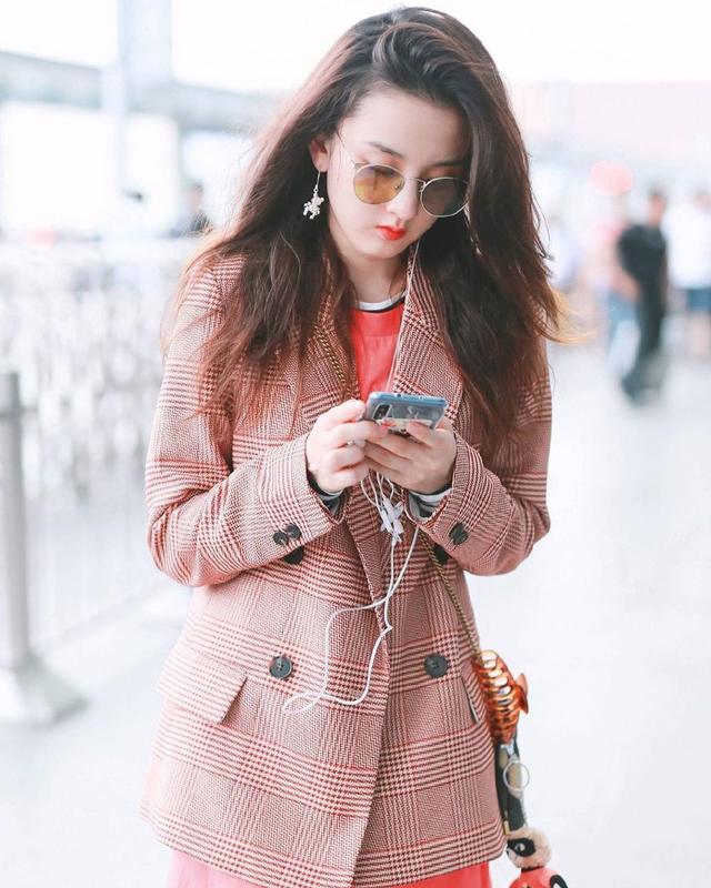 同是粉色格纹西装，孟美岐以“大”取胜，比宋祖儿更有大佬范
