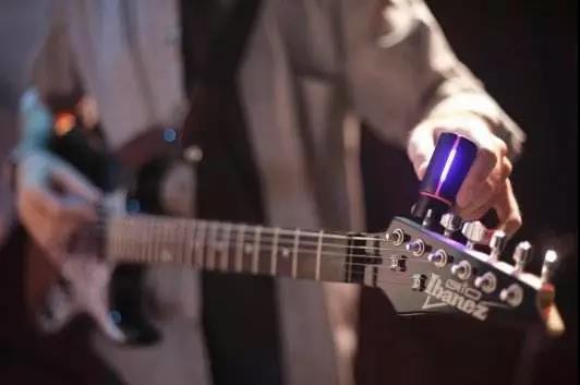 吉他没有变调夹可以拿什么来代替,吉他没有扩音器可以用什么代替