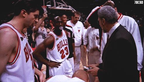 足球比赛球员嘴里吃口香糖,足球运动员比赛时为啥吃口香糖