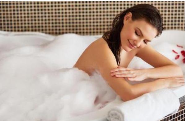 女生洗澡时会站着尿尿吗？别不好意思，看看是对身体有益还是有害